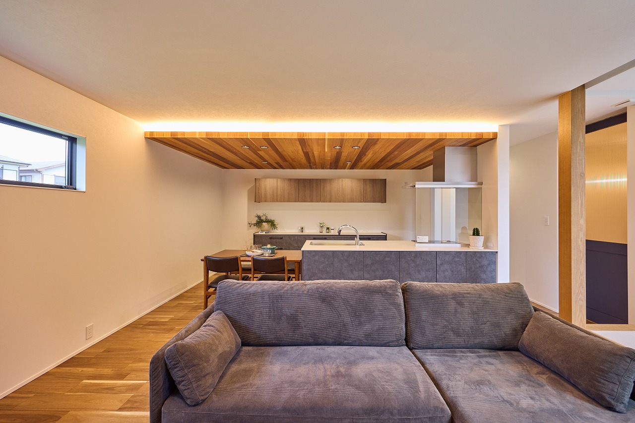 木目調の下がり天井が空間を彩るモダンキッチン